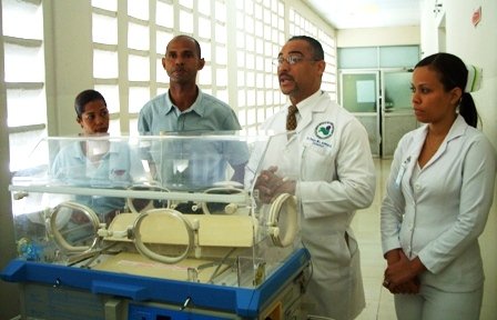 Comunidad Digna dona incubadora hospital de Moca